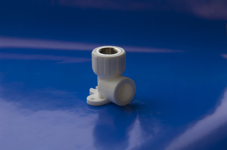 Угольник с креплением ВР ф20х1/2" ПП(б) Политэк